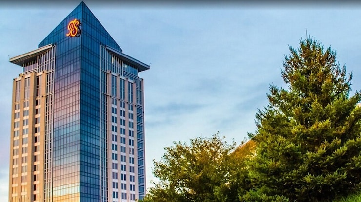 Turning Stone Casino features a poker room with 30 tables